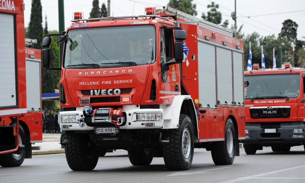 Εύβοια: Μεγάλη φωτιά σε εργοστάσιο στρωμάτων στην Αυλίδα – Απομακρύνονται οι εργαζόμενοι